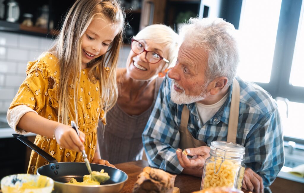 abuelos cocinando con sus nietos